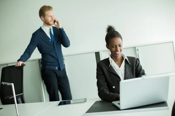 Jonge vrouw in het kantoor — Stockfoto