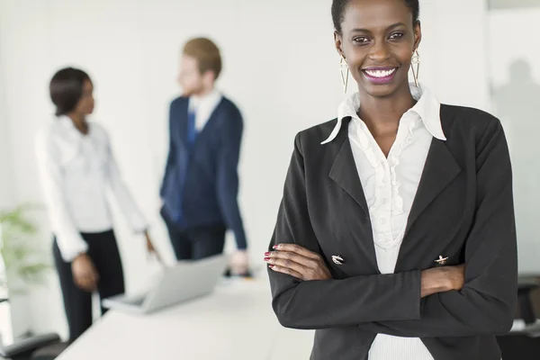 Mujer joven en la oficina — Foto de Stock