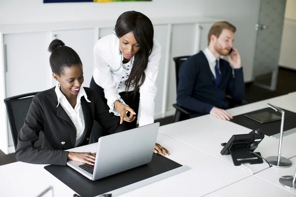 Junge Leute im Büro — Stockfoto