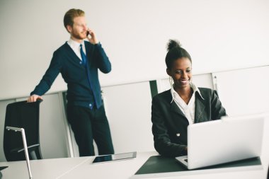 Ofisteki genç bayan.