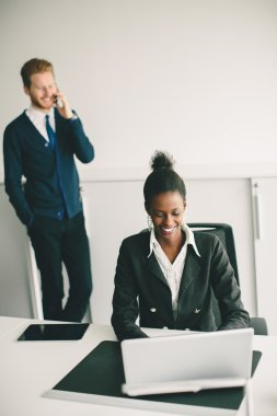 Ofisteki genç bayan.