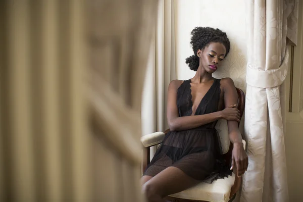 Junge schwarze Frau — Stockfoto