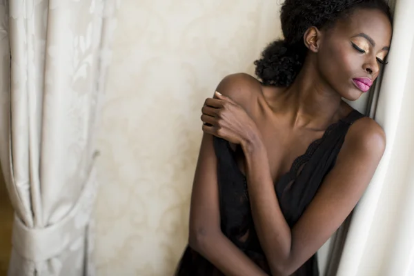 Jovem mulher negra — Fotografia de Stock