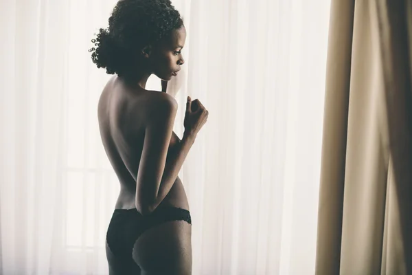 Młoda czarna kobieta — Zdjęcie stockowe