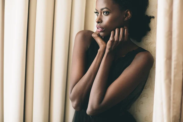 Nuori musta nainen — kuvapankkivalokuva