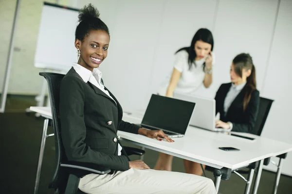 Mujeres jóvenes en la oficina — Foto de Stock