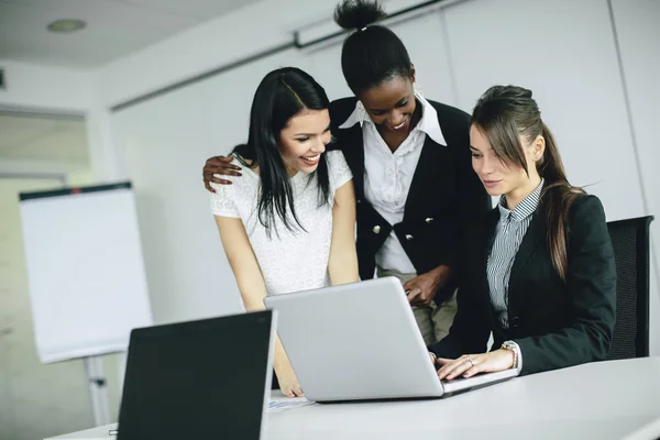 Mujeres jóvenes en la oficina —  Fotos de Stock