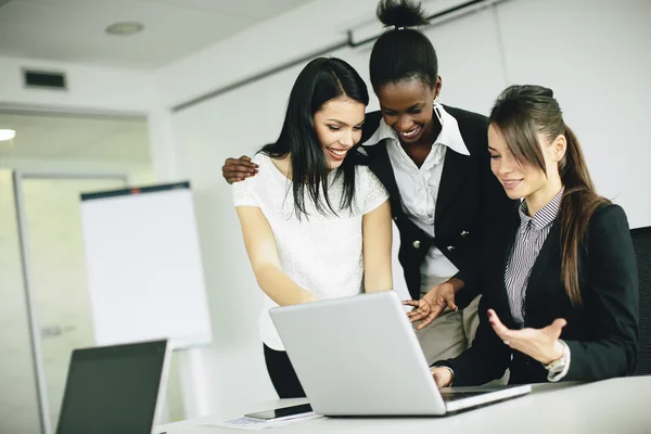 Jonge vrouwen op kantoor — Stockfoto