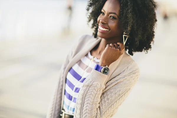 Jonge zwarte vrouw — Stockfoto