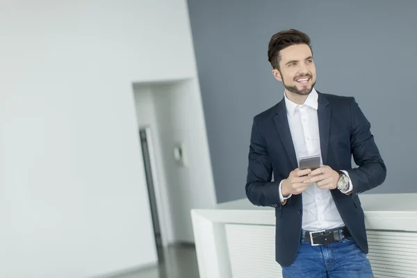 Jonge man met mobiele telefoon — Stockfoto