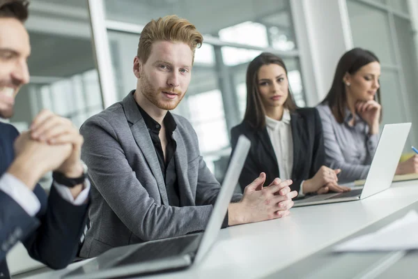 Junge Leute im Büro — Stockfoto