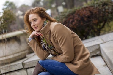 Küçük kızıl saçlı kadın