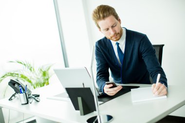 Ofisteki genç adam.