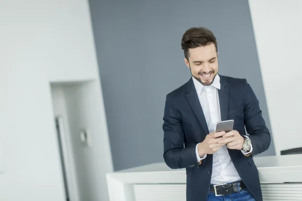 Mladý muž s mobilním telefonem — Stock fotografie