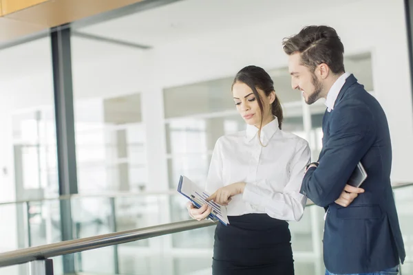 Pareja joven en la oficina — Foto de Stock