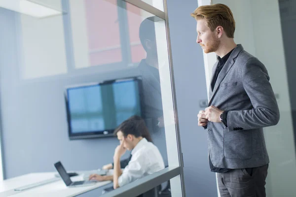 Jeune homme dans le bureau — Photo