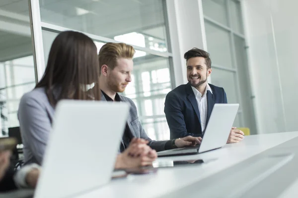 Junge Leute im Büro — Stockfoto