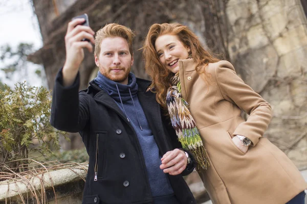 Cep telefonu ile çift alarak fotoğraf — Stok fotoğraf