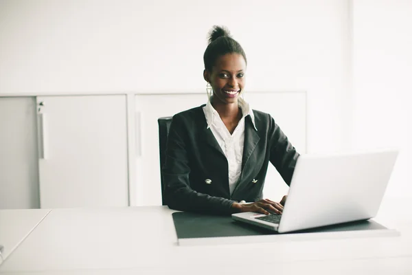 Junge Frau im Büro — Stockfoto