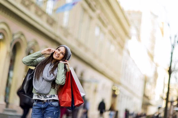 Jonge vrouw in het winkelen — Stockfoto