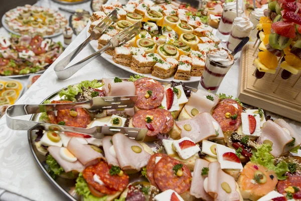 Comida na mesa — Fotografia de Stock