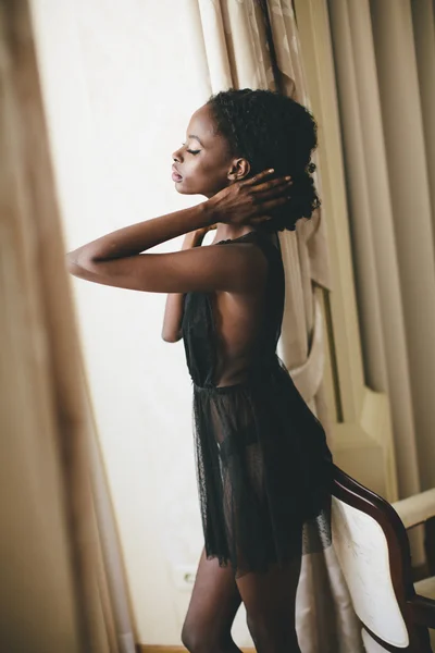 Ung svart kvinna — Stockfoto
