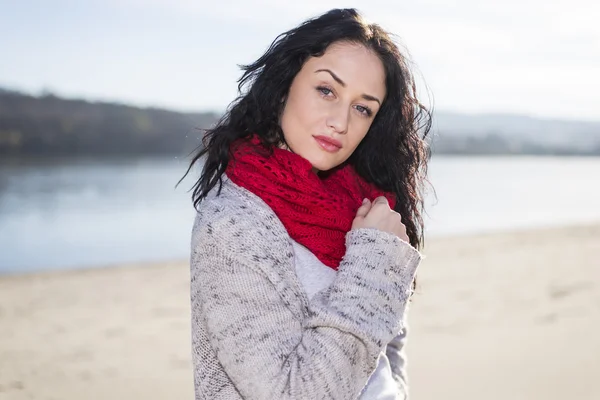 Mujer joven en la playa —  Fotos de Stock