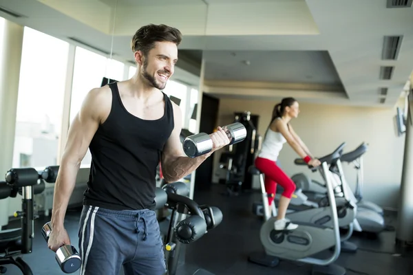 Young man training in the gym — Stock Photo, Image