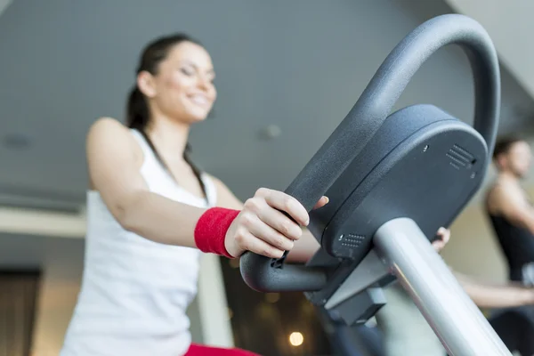 Young woman in the gym — Stock Photo, Image