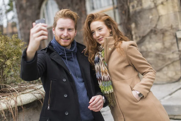 Paar nemen foto met mobiele telefoon — Stockfoto