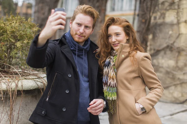 Casal tirando foto com telefone celular — Fotografia de Stock