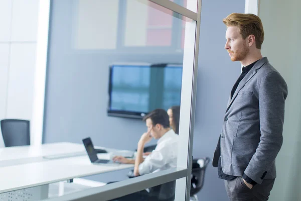 Jeune homme dans le bureau — Photo