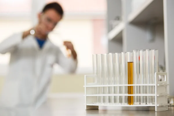 Joven en el laboratorio — Foto de Stock