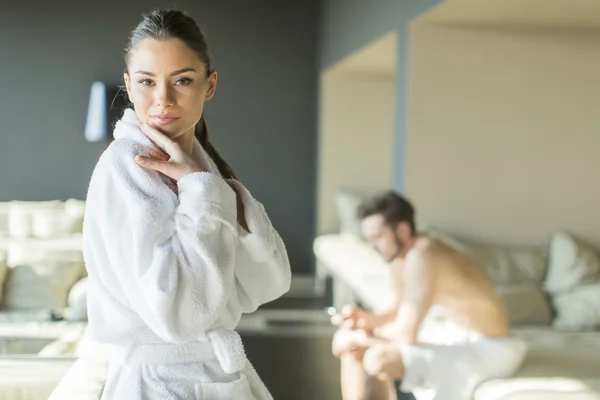 Jovem casal no quarto — Fotografia de Stock