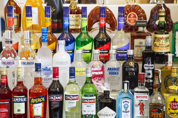 Bouteilles d'alcool dans le bar — Photo