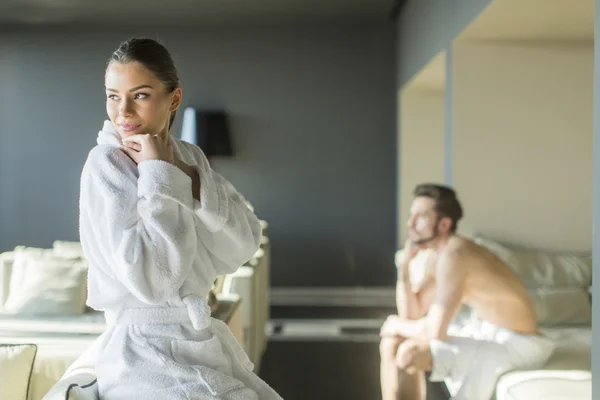 Jovem casal no quarto — Fotografia de Stock