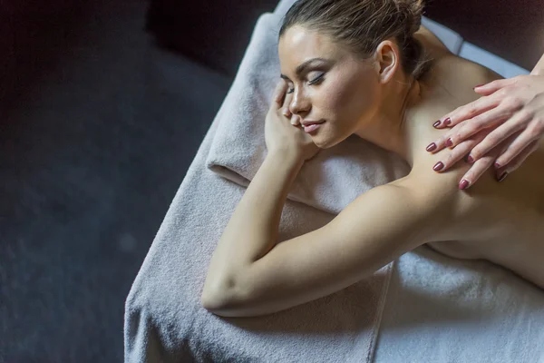 Jovem mulher fazendo uma massagem — Fotografia de Stock