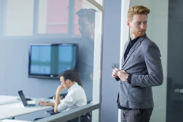 Jeune homme dans le bureau — Photo