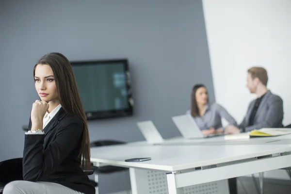 Mujer joven en la oficina — Foto de Stock