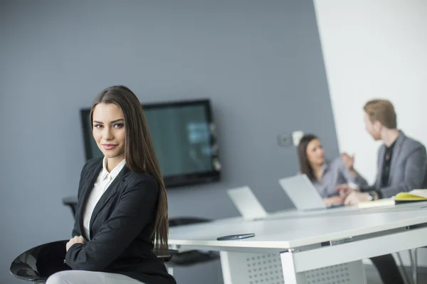 Mujer joven en la oficina — Foto de Stock