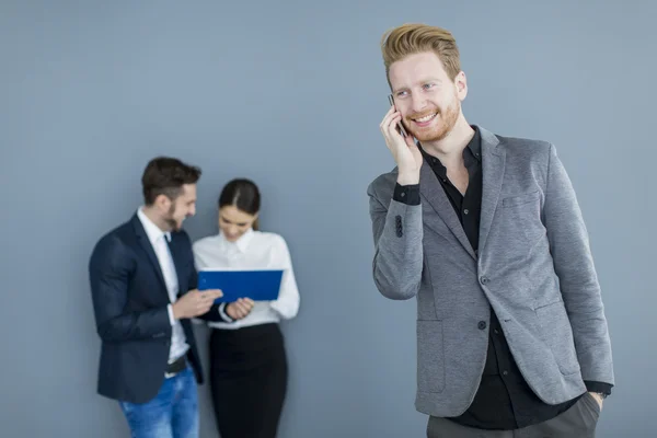 Jovem com telefone celular — Fotografia de Stock