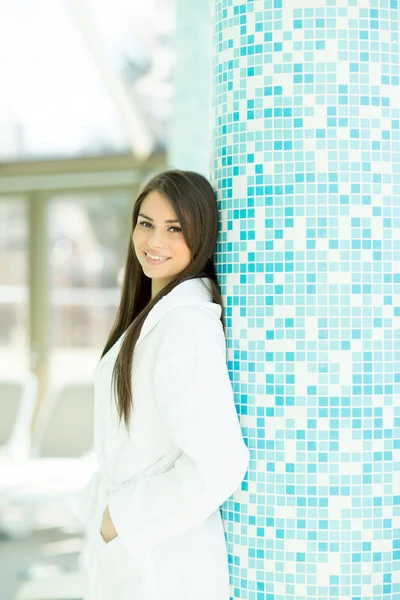 Jeune femme au bord de la piscine — Photo