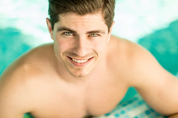 Jovem na piscina — Fotografia de Stock