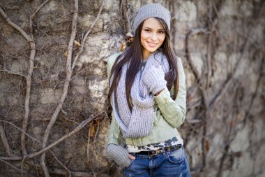 Genç Bayan duvara tarafından