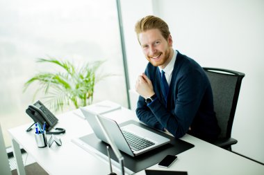 Ofisteki genç adam.