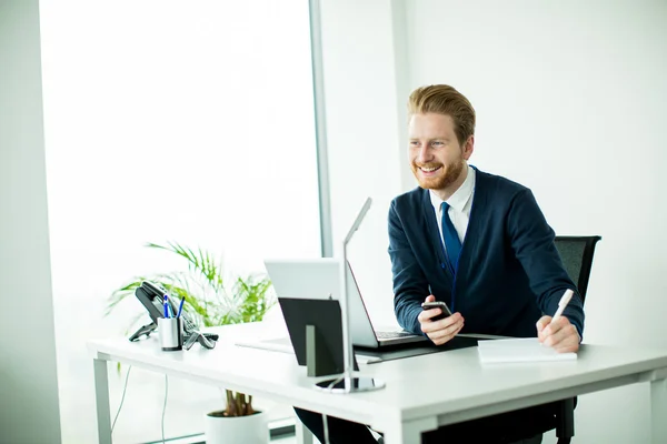 Ung man på kontoret — Stockfoto