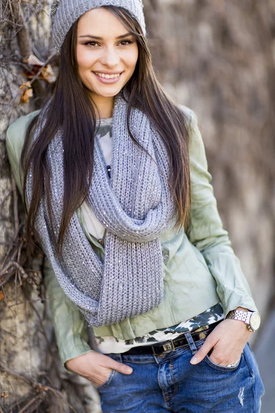 Young woman by the wall — Stock Photo, Image