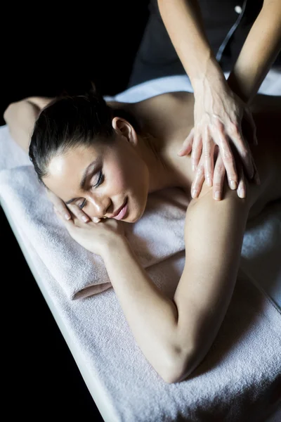 Młoda kobieta robi sobie masaż — Zdjęcie stockowe