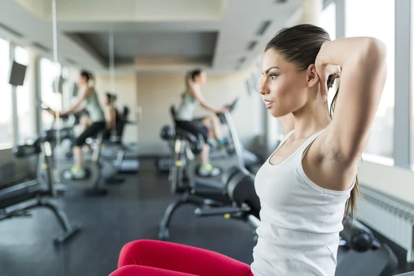 Mujer joven en el gimnasio — Foto de Stock