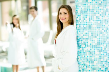 havuz kenarında genç kadın